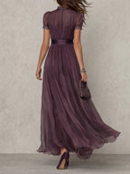 Flavia • Vestito lungo viola con scollo a chiave, bordo in pizzo di chiffon